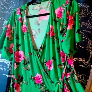 Bright and fun summer dress! 🌸🌺🌺🌸